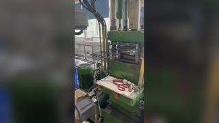 Реальная съемка автоматизированного производственного процесса для нанесения этикеток Black Label, пластиковых форм.