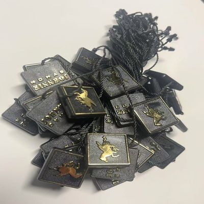 Одежда Swing Price Tag Крепления Черные висячие теги Шнуры OEM